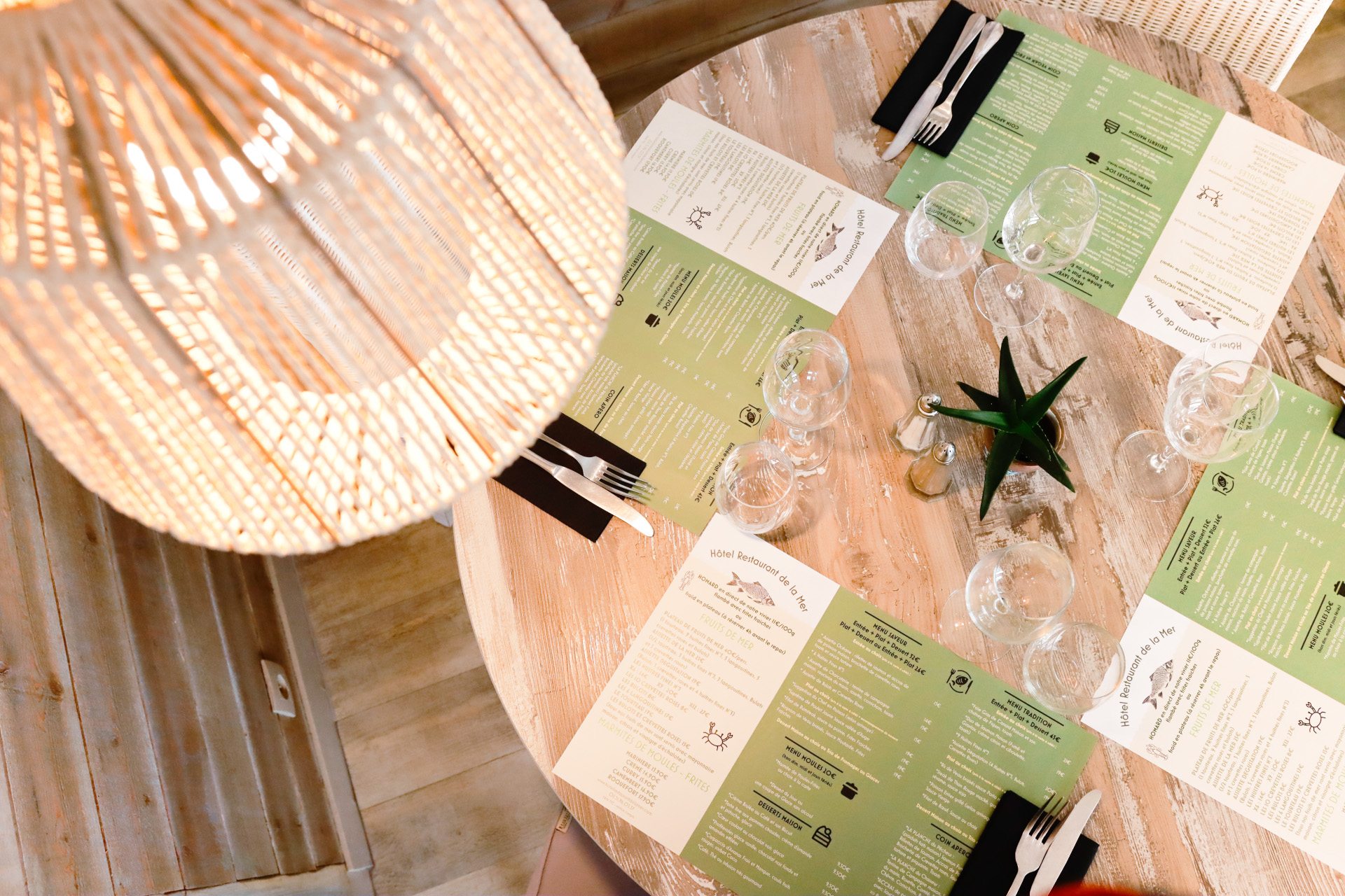 Image table d'un restaurant avec des cartes de menus