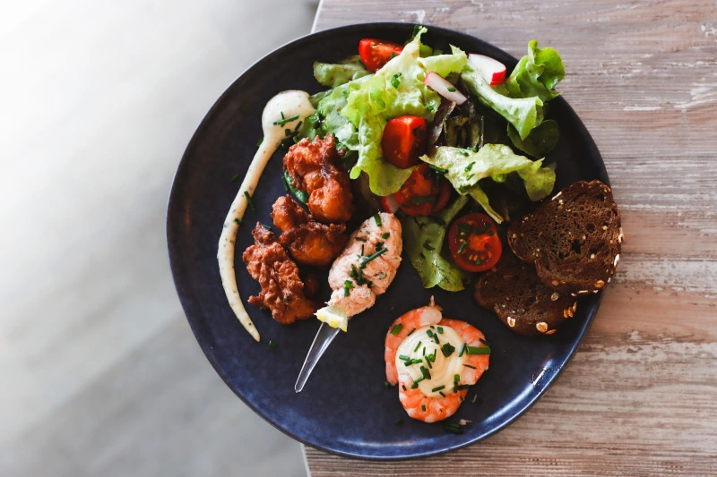 Image salade composée avec crevettes et beignets