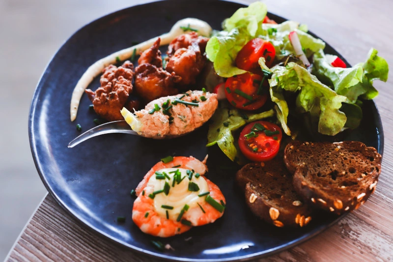 Image of mixed salad with prawns and fritters