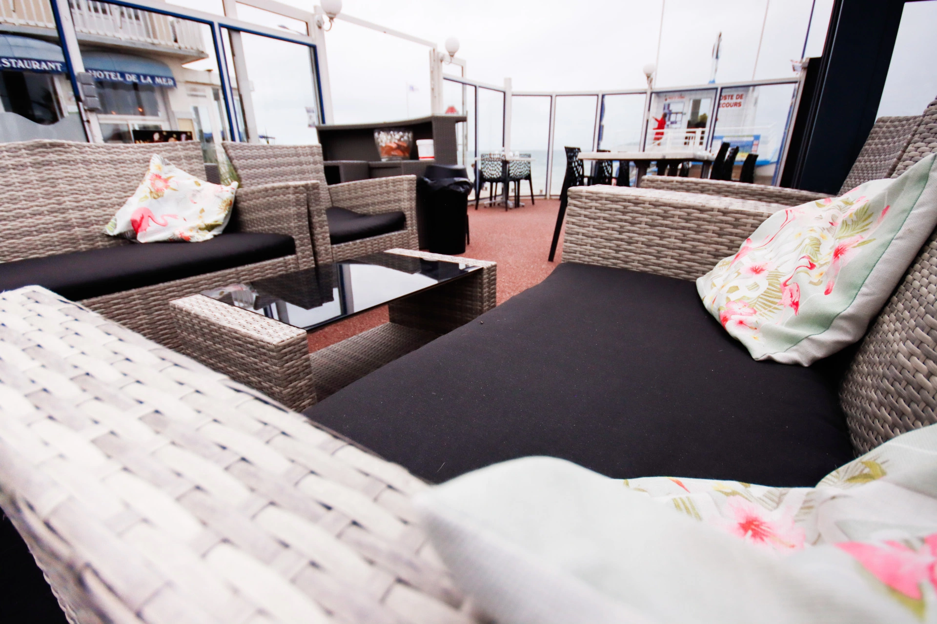 Image terrasse avec canapés et coussins Hôtel Restaurant de la mer à Langrune sur Mer