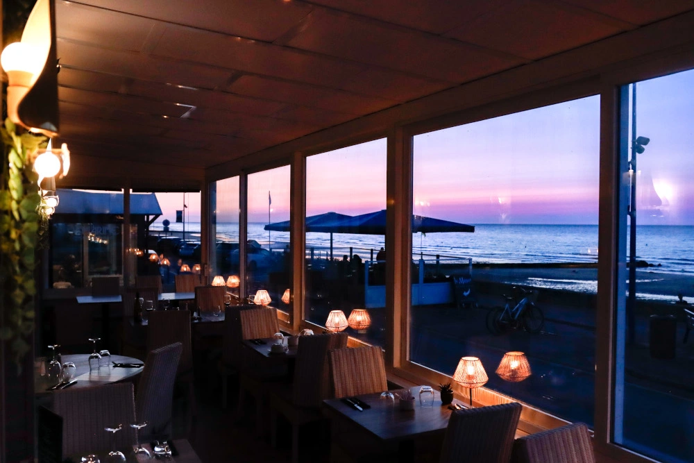 Interior of the restaurant - Hôtel Restaurant at Langrune sur Mer