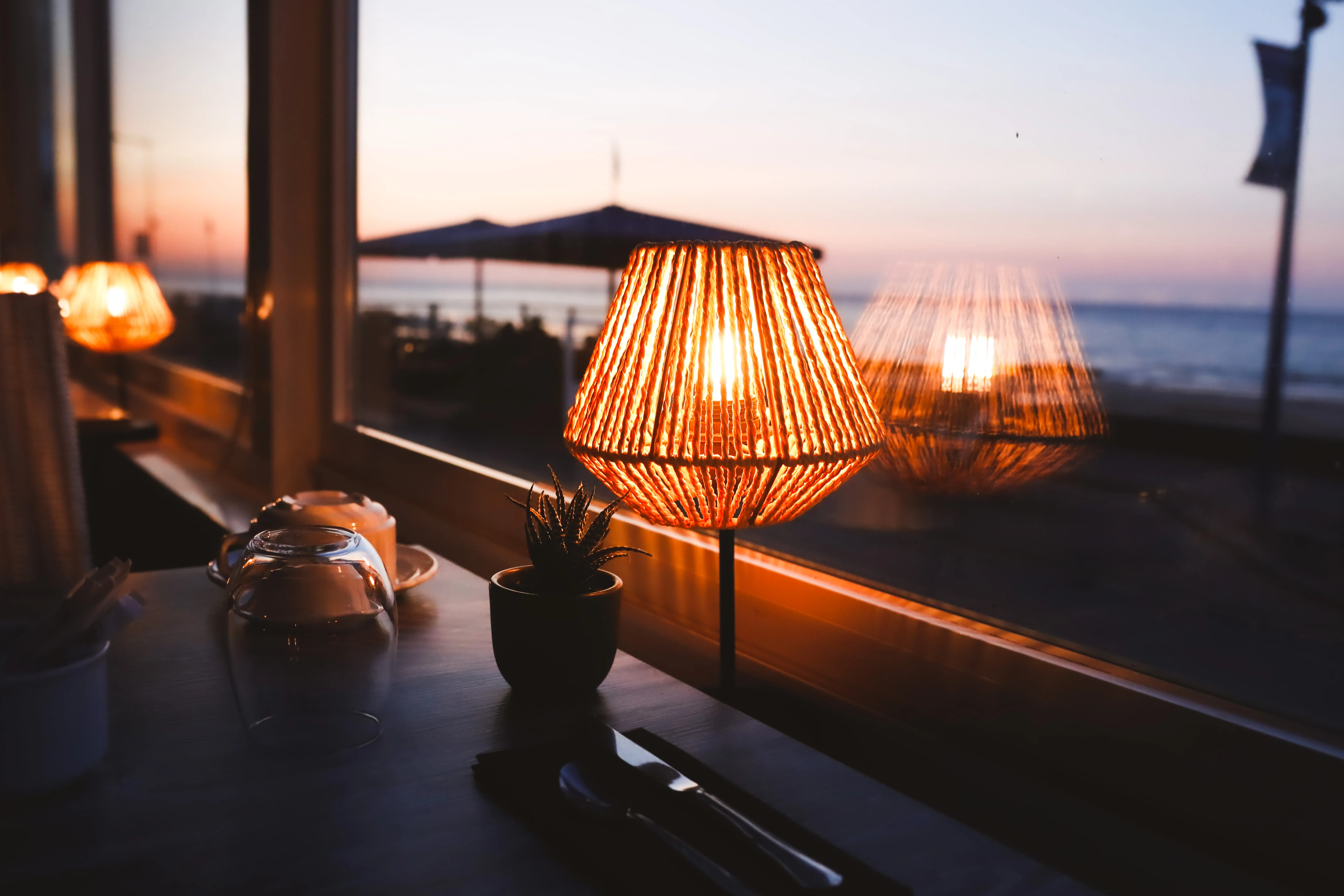 Lampe sur une table face au coucher de soleil